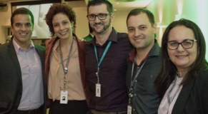 Equipe da Senior sorrindo.