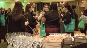 Participantes do evento aproveitando o coffee break.