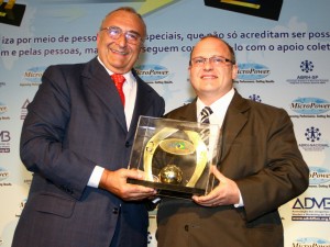 O diretor de Serviços da Senior, Omar Lorenzini (D), recebe a premiação 