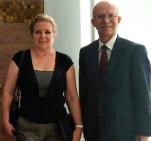 Os cônsules Denise Pellin e John Doddrell em visita à sede da Senior