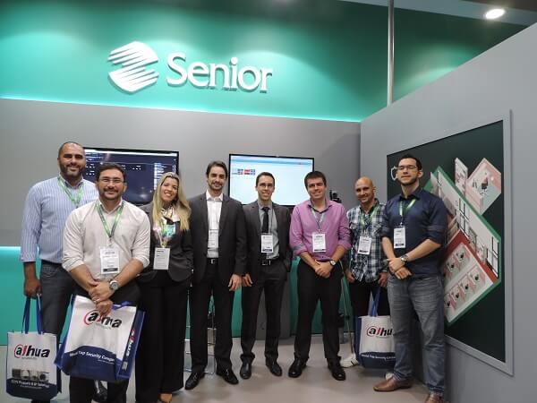 Cinco profissionais da Petrobras visitaram o estande da Senior na ISC no primeiro dia da feira.