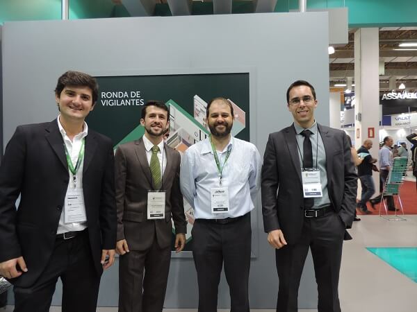 Wagner Ricardo (de camisa branca), da Porto Seguro, ladeado por executivos da Senior.