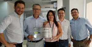 Distribuidor GCI recebe placa comemorativa por seus 25 anos
