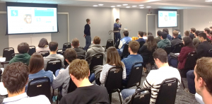 Senior debate tecnologia e empreendedorismo com estudantes