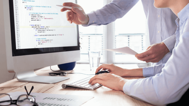 Pessoas discutindo atrás de um computador.