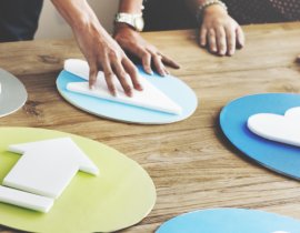 Pessoas trabalhando com mídias digitais