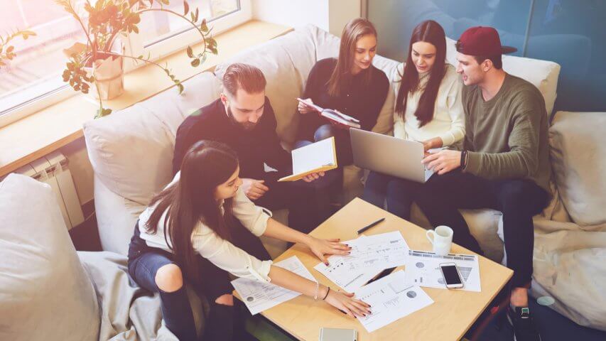 Pessoas reunidas com o mesmo objetivo