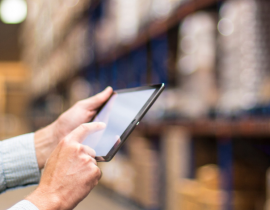 gerente de estoque conferindo mercadorias