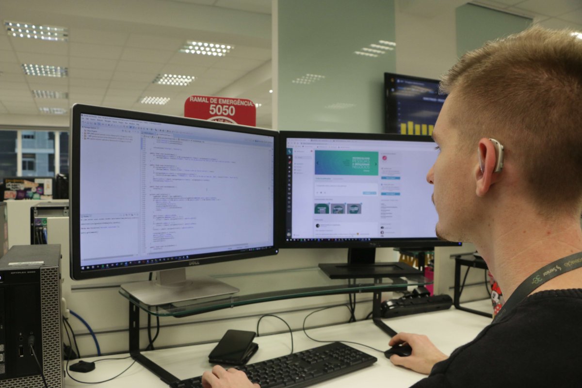 Empresas de tecnologia de Blumenau (SC) capacitam pessoas com deficiência para atuar no segmento